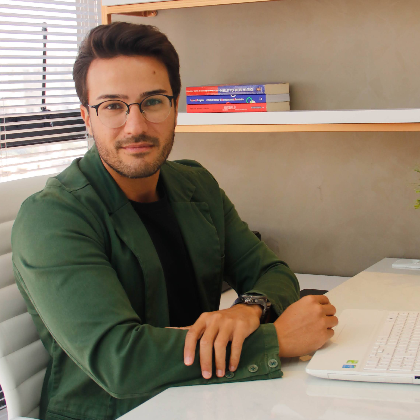 Nutricionista Pedro Vilas Boas em seu consultório em Maringá